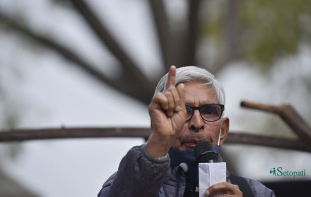 बृहत् नागरिक आन्दोलन क्रममा शुक्रबार टुँडिखेल मार्चपछि महांकालमा आयोजित सभामा लेखक खगेन्द्र संग्रौला। तस्बिर: नारायण महर्जन/सेतोपाटी